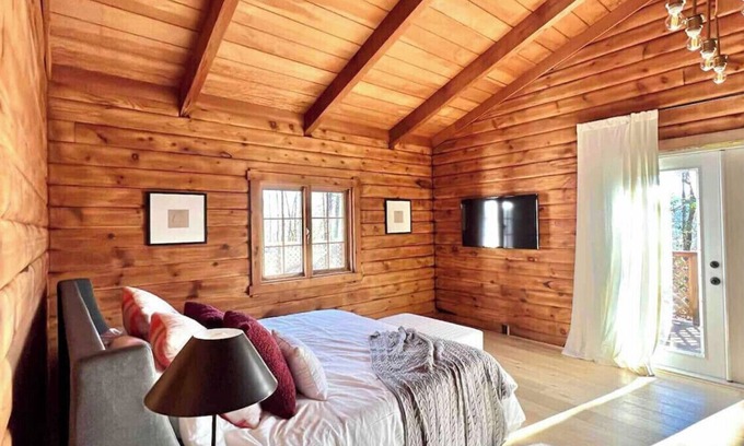 Brevard Cabin | Log Cabin near Brevard with lakes, golf, private hiking and super fast wifi