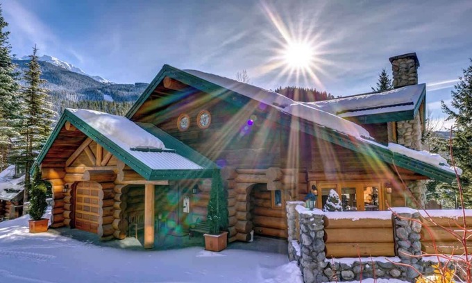 Nordic Estates House | Log chalet w/hot tub & ski access near Creekside