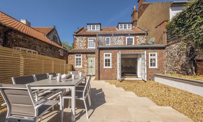 Brancaster House | Log Fire. Roof Terrace. Walk to Beach, Pub, Park & Deli. Family & Dog friendly!