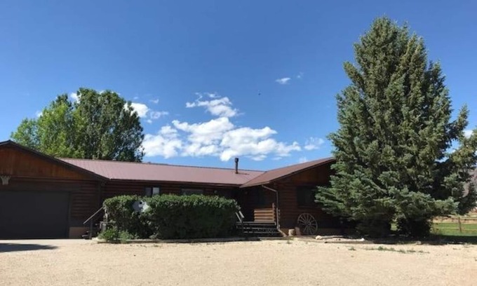 Cody House | Log home just 32 miles to the east gate of Yellowstone National Park
