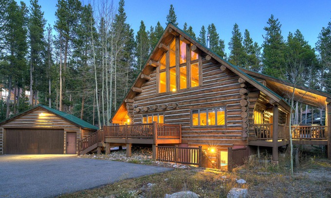 Blue River House | Log Home Retreat, outdoor living w/grill, pool table, 2mi to Ski & Main St.