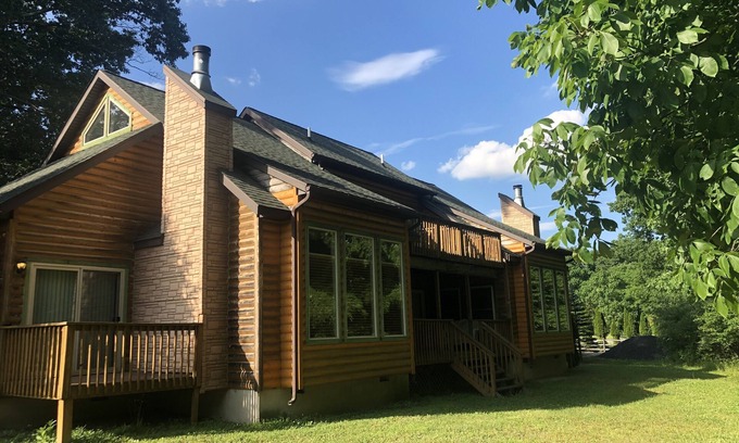 Sciota House | Log Style Villa JACUZZI-Heart Shaped! This is ONE OF A KIND