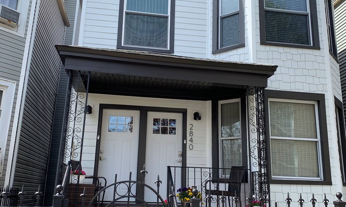 Avondale House | LOGAN SQUARE: Chic, Comfy 1st Floor 2 BDRM APT! Parking Incld!