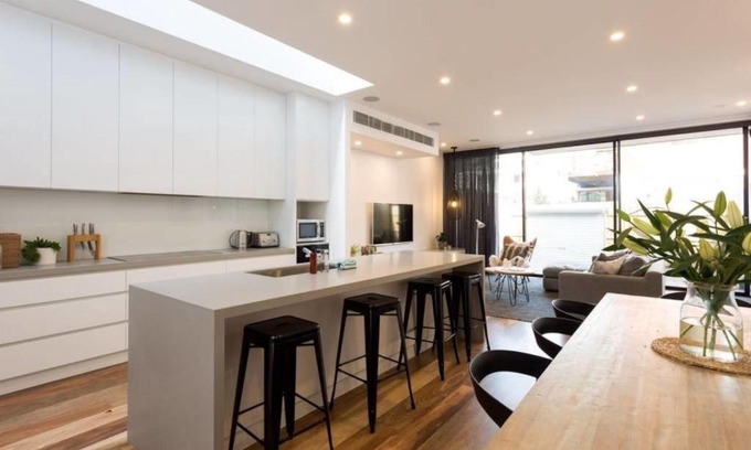 Collingwood Bed & Breakfast | Lola Three Levels of Style with Rooftop Terrace