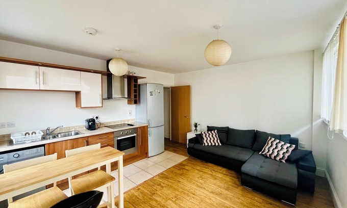 Brockley Apartment | London apartment with balcony .