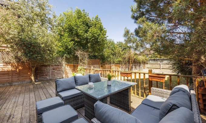 South Acton House | London House Sleeps 12 , Free Parking, WiFi
