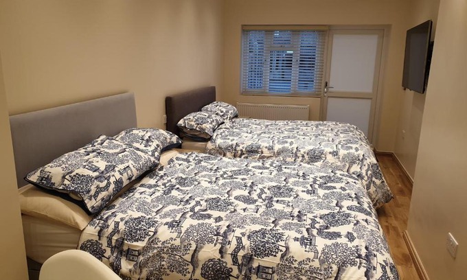 Valentines Apartment | London Luxury Apartments 3 Bedroom Sleeps 8 with 3 Bathrooms 4 mins walk to tube free parking