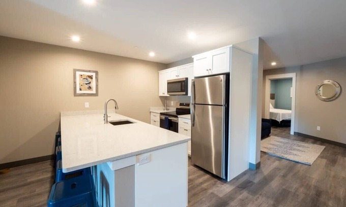 Gloucester Apartment | Long Beach Suites: Book 2025 Summer Trip Today!