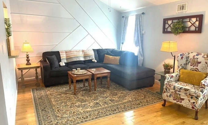 Powell Apartment | Long term chic en suite 2 bedroom Corp Rental in N. Knox/Powell with WiFi, AC