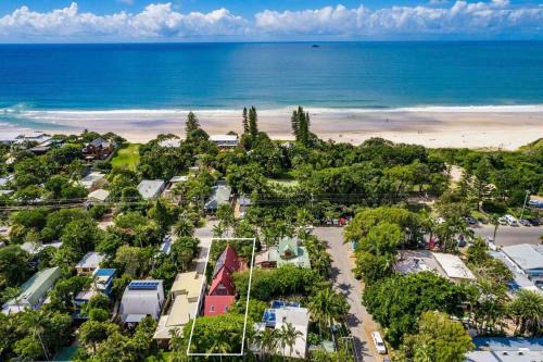 Belongil House | Longhouse - spacious 4 BR Belongil Beach retreat