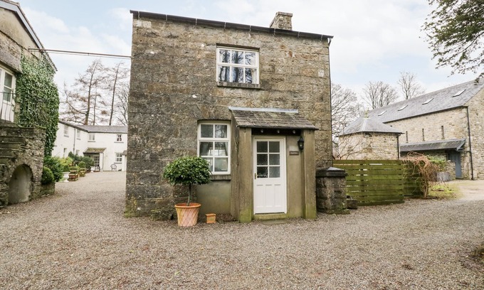Grange-over-Sands Cottage | LONGLANDS THE COACH HOUSE, pet friendly, with a garden in Cartmel