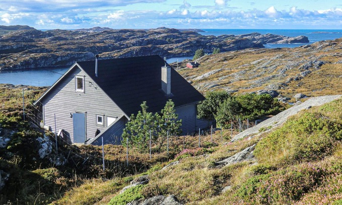 Fjell House | Look forward to an unforgettable vacation in picturesque surroundings on Sotra.