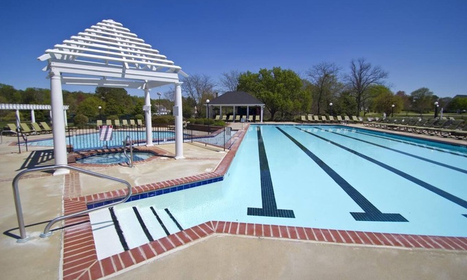 Berkeley Hotel | Look No Further! Full Kitchen, Pools, Onsite Sports Court for Leisure!