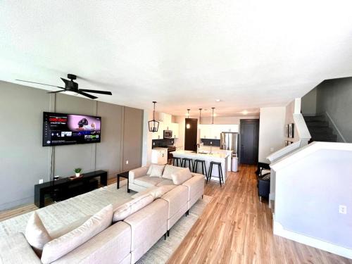 Princeton Apartment | Loop, New Luxurious Large 3BR House, Sleeps 9 with Free Parking