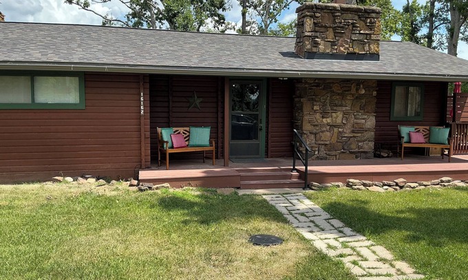 Beaver Shores House | Lorel’s Log House on Beaver Lake
