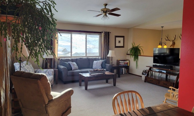 Gardiner Apartment | Lost Pines Guesthouse - Beautiful views and only 5 minutes to Yellowstone Park