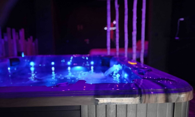 Montignies-sur-Sambre Apartment | LOVE JACUZZI SUITE FOR 2