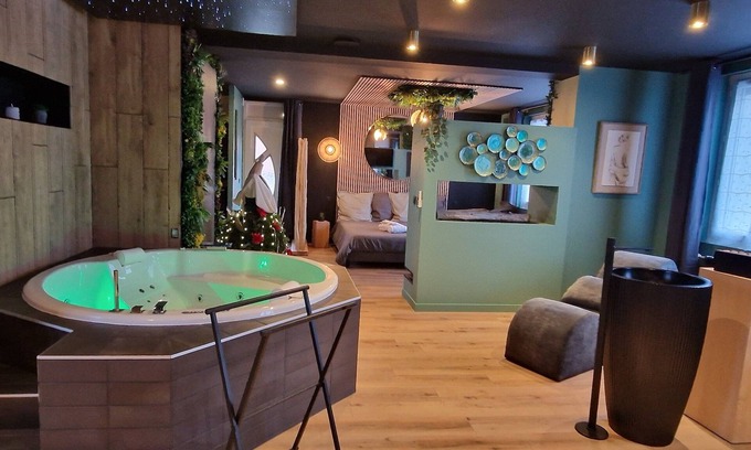 Le Coudray Bed & Breakfast | Love room 🥰 with steam room, sauna, whirlpool bath, sensory shower in your room