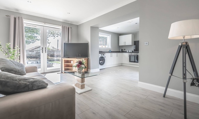 Kelty Cottage | Lovely 1-bed Cottage in Kelty With Hot Tub