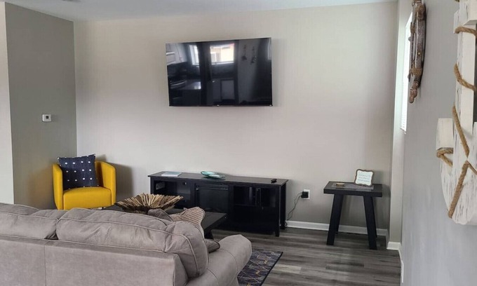 Port Washington Apartment | Lovely 1 bedroom rental. Newly renovated!