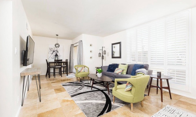Camelback East Condo | Lovely 1 Bedroom Condo For Traveling Professional