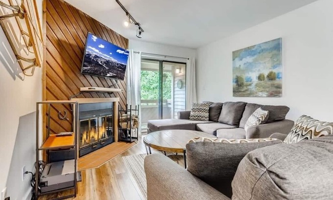 Peak 8 Condo | Lovely 2 BDR Condo - Close to Skiing & Main St!