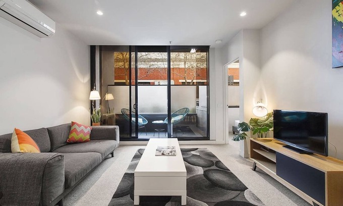 Melbourne Central Business District Apartment | Lovely 2 Bedroom Apartment wBalcony