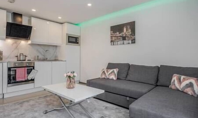 Mapesbury Apartment | Lovely 2-Bedroom Condo With Balcony and Park View
