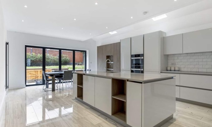 Southgate House | Lovely 3 bedroom newly refurbished property with a garden and parking