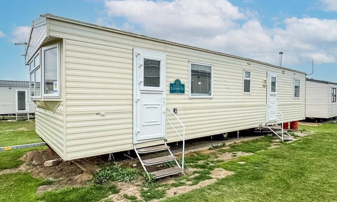 Leysdown-on-Sea House | Lovely 8 berth caravan at Harts Holiday Park in Kent ref 74066B