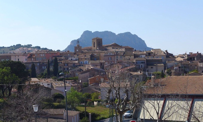 La Rouviere Apartment | Lovely apartment for 6 guests with A/C, WIFI, pool, TV, patio and pets allowed