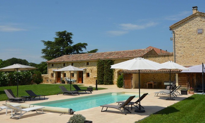 Saint-Denis Apartment | Lovely apartment for 6 people with pool, WIFI, TV, terrace and parking