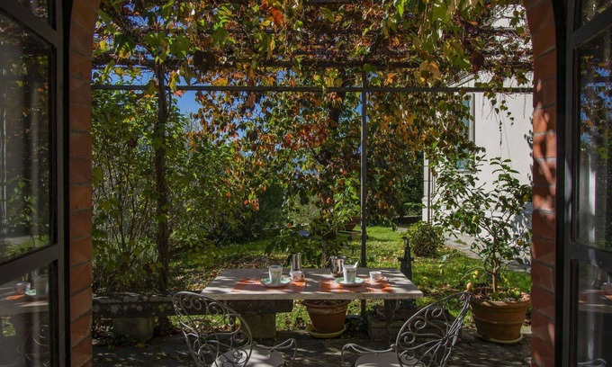 Barga Apartment | Lovely apartment for 2 people with private pool, TV, patio and pets allowed