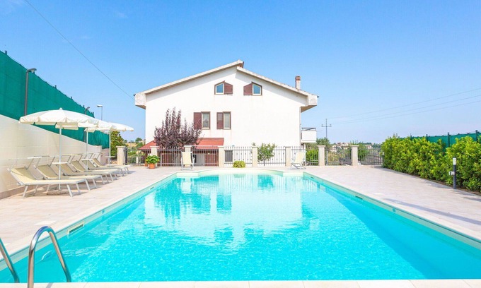 Collecorvino Apartment | Lovely apartment for 6 people with private pool, A/C, WIFI, TV, patio and pets allowed