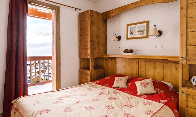 La Toussuire Apartment | Lovely apartment for 6 guests with WIFI, pool, TV, balcony and pets allowed
