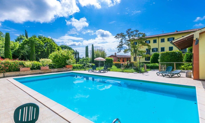 Fucecchio Villa | Lovely apartment in villa for 10 guests with WIFI, hot tub, private pool, A/C, TV and pets allowed