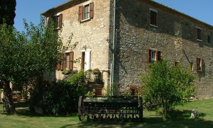 Asciano Villa | Lovely apartment in villa for 4 guests with WIFI, pool, TV, patio, pets allowed and parking