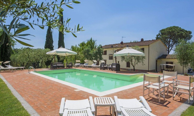 Lamporecchio Villa | Lovely apartment in villa for 14 guests with WIFI, private pool, TV, balcony and pets allowed