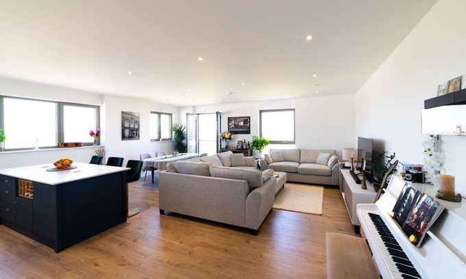 Royal Docks Apartment | Lovely Apartment With Terrace and City Views!