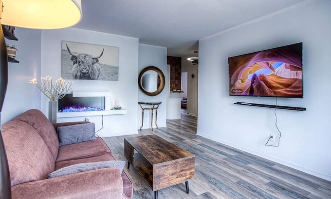 Mercier-Hochelaga-Maisonneuve Apartment | Lovely apt in Rougemont top floor FREE PARKING
