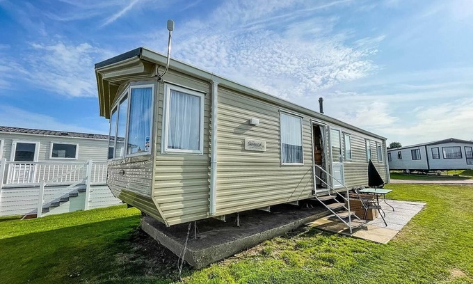 Pakefield House | Lovely caravan by the beach in Pakefield, Suffolk ref 68007CL