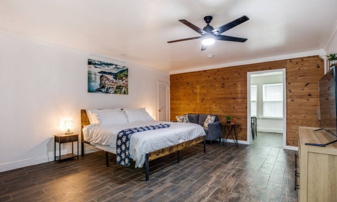 Beacon Hill Apartment | Lovely Casita w/King Bed 8min to DT