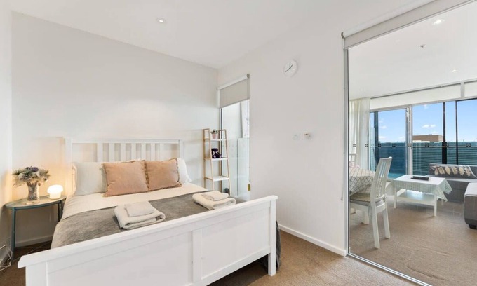 Adelaide Central Business District Apartment | Lovely CBD 2BR Apt-Aria on Gouger-Parking-Wi-Fi