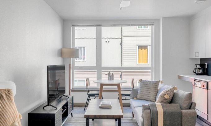 Columbia City Apartment | Lovely Columbia City Studio w/W/D & Gym, near Light Rail, by Blueground