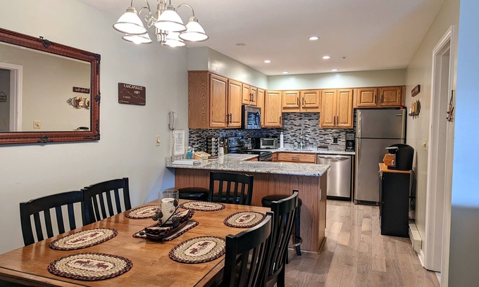 Lincoln Condo | Lovely Condo w/Mtn View- 3 mins to Loon! Pools, Hot Tubs, Game Room!