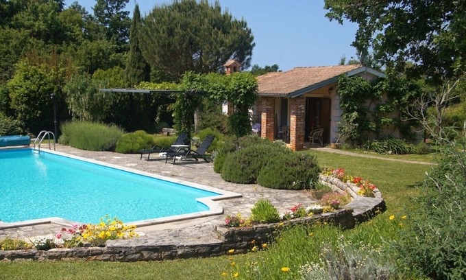 Baderna Cottage | Lovely cottage with large pool in gorgeous, landscaped garden