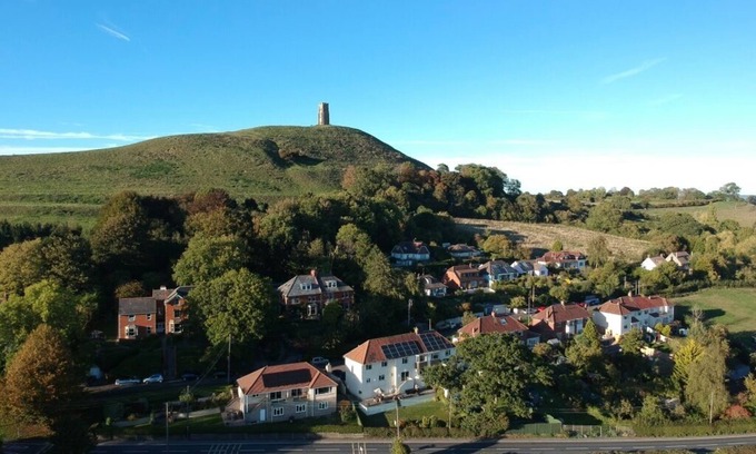 Glastonbury House | Lovely Double room to rent by Glastonbury Spring and The Tor.