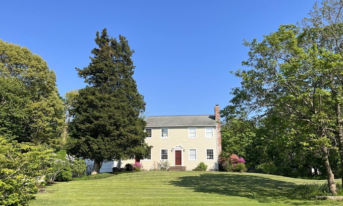 Jamestown House | Lovely Family House with Gardens and Fenced Yard
