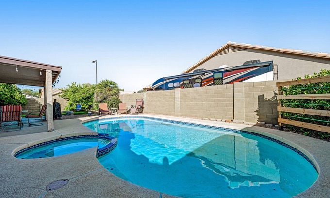 Cottonwoods Crossing House | Lovely getaway with private pool, putting green & desk