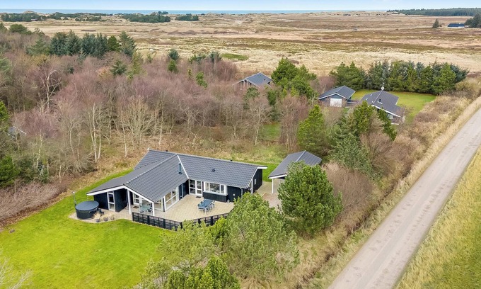 Rødhus House | Lovely holiday home with wilderness bath and space for 8 people.